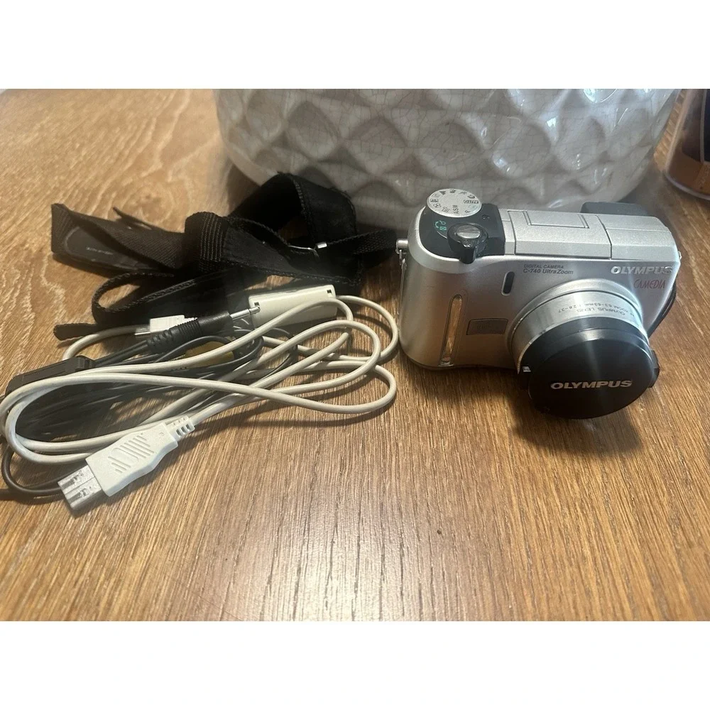 Olympus Camedia C-740 3.2MP Digital Point & Shoot Camera UNTESTED W/ Memory Card